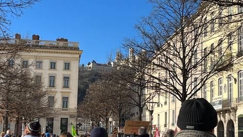 Колонна протестующих начинает движение с площади Белькур в Лионе