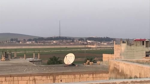 Граница с Турцией в Кобани (2023). На фотографии можно увидеть белую стену, разделяющую два государства.