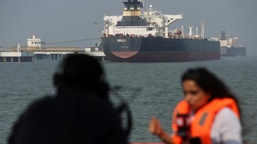 Танкер Shenlong Suezmax под либерийским флагом, загруженный саудовской нефтью, прибывает в порт после прохождения Ормузского пролива