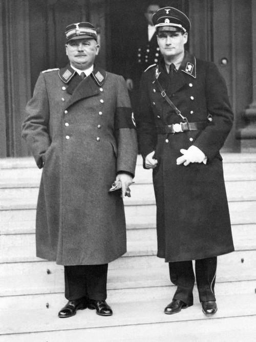 Члены нацистской партии Эрнст Рём (слева) и Рудольф Гесс