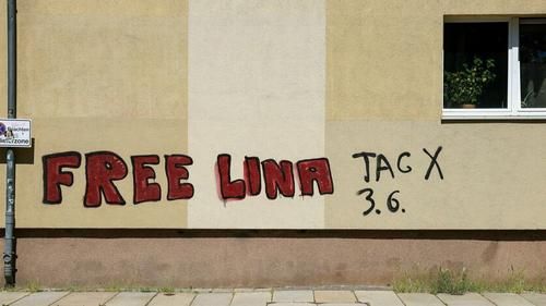 Граффити с призывом выходить на демонстрацию протеста против обвинительного приговора антифашист_кам.