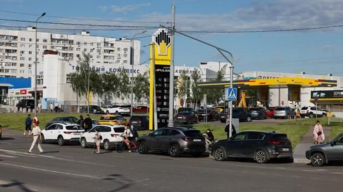 Очередь за бензином на заправку «Роснефти», конец июня 2026 года