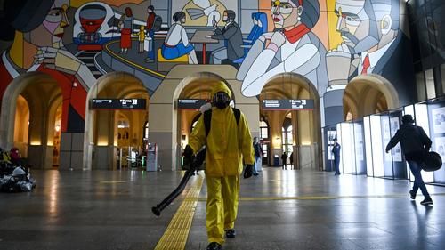 Санитарная обработка на Ленинградском вокзале во время пандемии 