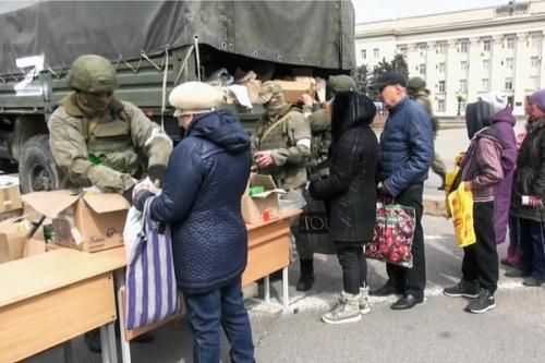 Российские военнослужащие раздают гуманитарную помощь в Херсоне, март 2022