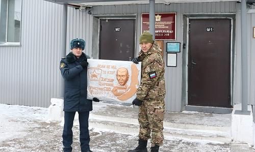 Сотрудники бурятской колонии с мемориальной доской, сделанной заключенными
